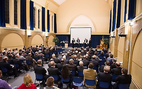 In het Hoornbeeck College in Amersfoort hield de SGP vrijdag een congres met als thema: ”Oog voor elkaar, christelijke saamhorigheid in crisistijd”. In de wandelgangen van dat congres kwam de vrouwenkwestie in de partij geregeld aan de orde. Foto Cees van