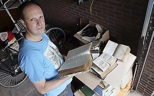 Oude Statenbijbels, bijbels uit 1850, een Heilige Schrift in het Afrikaans. Roel Harink (42) uit Staphorst had ze allemaal in z'n garage liggen. Als lid van de plaatselijke werkgroep van het Nederlands Bijbelgenootschap (NBG) zamelde hij met andere leden 