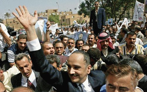 BAGDAD - Troonpretendent Sharif Ali Bin Al Hussein werd dinsdag in de Iraakse hoofdstad Bagdad bij de koninklijke begraafplaats onthaald door een enthousiaste menigte. Al Hussein, bankier in Londen, is een neef van koning Faisal II, die in 1958 bij een st