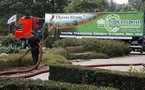 DRONTEN - Het Drontense bedrijf Express Blower blaast een mengsel van compostsubstraat en graszaad op een bestaand gazon. Spitten en zaaien of matten leggen is niet meer nodig. De Blower wordt ook gebruikt voor het verspreiden van houtsnippers, gravel en 