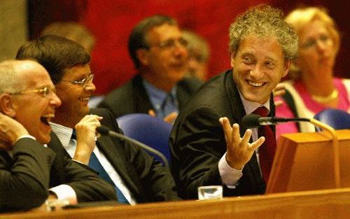 DEN HAAG - Het debat in de Tweede Kamer over de regeringsverklaring van het kabinet-Balkenende II kende woensdag wisselende momenten. Waar een goedgemutste premier Balkenende -geflankeerd door zijn beide vice-premiers Zalm (l.) en De Graaf- aan het begin 