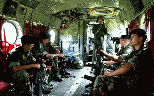 DOORN - Mariniers zitten in een van de drie uit te zenden CH 47 Chinook-helikopters. De Nederlandse militairen presenteerden zich donderdag in Doorn aan de pers. In totaal zullen 1100 Nederlandse soldaten later dit jaar naar Irak vertrekken. Zij maken dee