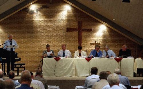 DALFSEN - De gereformeerde synode in Dalfsen maakte donderdagmiddag plaats voor die van de drie Samen op Weg-partners (de triosynode), die tot vanavond duurt. Donderdagavond laat maakte prof. dr. L. J. Koffeman namens de werkgroep kerkorde van de SoW-kerk