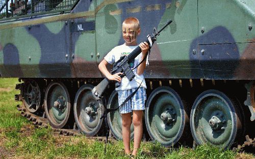 HAVELTE - De Koninklijke Landmacht hield afgelopen weekend open dagen op de Johannes Postkazerne in Havelte. Er kwamen 90.000 bezoekers. Volgens brigadegeneraal Komen maakte niemand van zijn medewerkers bezwaar tegen het werken op zondag. - Foto ANP