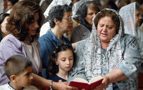 BAGDAD - Christenen in de Iraakse hoofdstad Bagdad tijdens een dienst in een orthodoxe kerk. Christelijke organisaties hebben een beroep gedaan op de coalitietroepen om religieuze minderheden in Irak daadwerkelijk te beveiligen. - Foto EPA