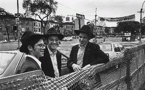 NEW YORK - Orthodox Joodse jongens in de New Yorkse wijk Brooklyn. Maandag werd bekend dat het aantal Joden in de Amerikaanse metropool voor het eerst sinds een eeuw onder de 1 miljoen is gedaald. - Foto Sjaak(Verboom