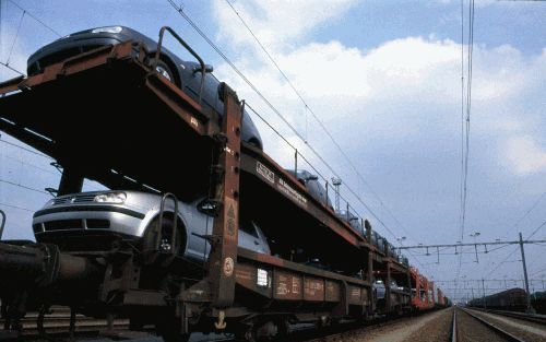 UTRECHT - Vooral het vervoer van ertsen, kolen, staal, auto’s (foto) en bouwmaterialen verliep vorig jaar voorspoedig voor railgoederenvervoerder Railion. Het bedrijf reed ook flink meer treinen met materialen voor onderhoudswerk aan het spoor, maar trans