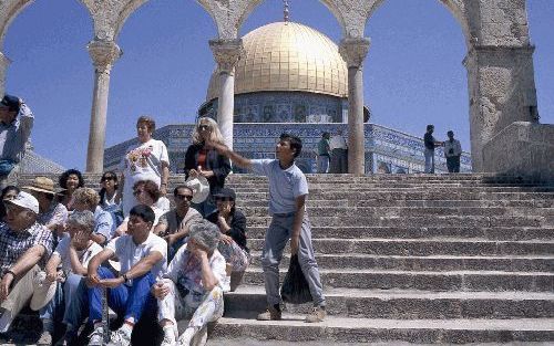 JERUZALEM - Toeristen mijden vanwege de terreuraanslagen massaal de Joodse staat. Vergeleken met de 2,4 miljoen toeristen in het piekjaar 2000 kelderde hun aantal na het oplaaien van de gevechten met de Palestijnen in 2002 naar 862.000, een daling van bij