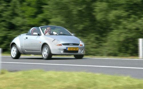 Cabrio rijden is een enerverende ervaring. Het motortje snort, de wind waait om je oren, Vivaldi verwaait tussen de vangrails. Witte schapenwolkjes en groene bladeren van overhangende bomen schieten voorbij. - Foto RD, Anton Dommerholt