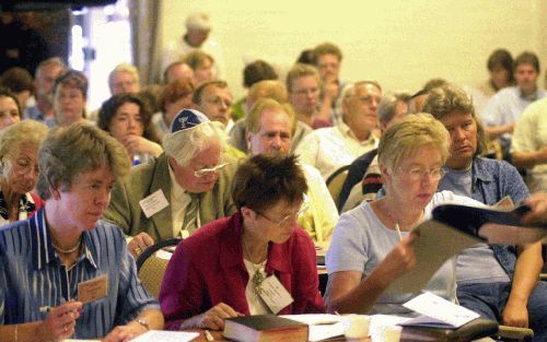 DALFSEN - Deelnemers aan de driedaagse conferentie Shofar HaMashiach in Dalfsen luisteren naar de lezing van de Amerikaanse rabbijn Gary Beresford over ”Wat zou Yeshua doen?” Bijna 1000 mensen, uit zo’n twintig landen, bezoeken de conferentie, die georgan