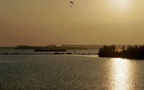 BRUINISSE - Zonsopkomst boven Krammer/Volkerak, gezien vanaf de Philipsdam. Het gebied wordt bedreigd door de giftige blauwalg. - Foto Pieter Honhoff