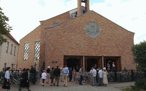 OPHEUSDEN - Kerkgangers op weg naar de bidstond die voorafging aan de synode van de Gereformeerde Gemeenten in Nederland. - Foto William Hoogteyling