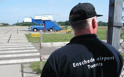 ENSCHEDE - De burgerluchtvaart op Enschede Twente Airport maakt dagelijks dankbaar gebruik van de faciliteiten van de luchtmachtbasis bij Enschede. Door de dreigende sluiting van de basis hangt het voortbestaan van de civiele luchtvaartpoot aan een zijden