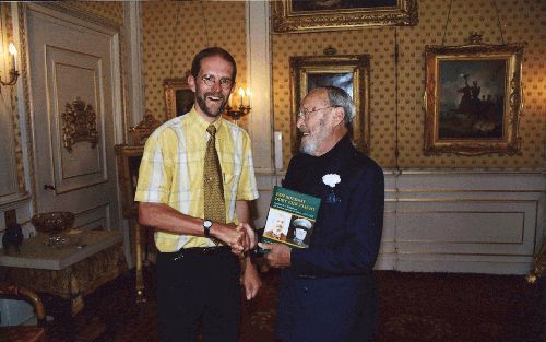 SOESTDIJK - Historicus Teo van Middelkoop uit het Zeeuwse Kapelle publiceerde eind vorig jaar een boek over generaal Winkelman, opperbevelhebber van de Nederlandse troepen in de meidagen van 1940. Afgelopen maandag overhandigde hij in Paleis Soestdijk het