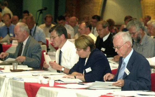 DALFSEN - Het verenigingsbesluit van de hervormde synode, waarmee zij in eerste lezing instemde, markeert de laatste fase van het SoW-proces. De hervormde synodepreses ds. A. W. van der Plas deed vrijdagavond laat een dringend beroep op de bezwaarden om d