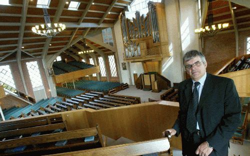 OPHEUSDEN - Architect W. M. van Beijnum, ontwerper van de volledig vernieuwde kerk van de gereformeerde gemeente in Nederland te Opheusden: „Het Woord moet centraal staan en het kerkgebouw moet niet de aandacht van de prediking afleiden. Eenvoud in het in