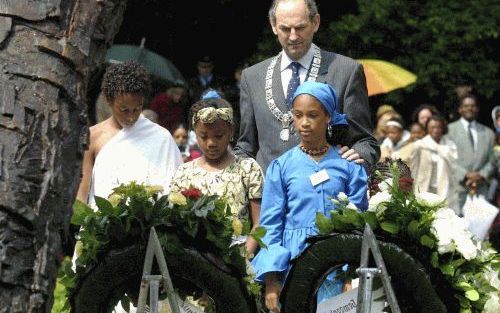 AMSTERDAM - De Amsterdamse burgemeester Cohen legde dindsag een krans bij het slavernijmonument in het Oosterpark in Amsterdam. Het was gisteren 140 jaar geleden dat Nederland de slavernij afschafte. In Suriname werden toen bijna 35.000 slaven vrijgelaten