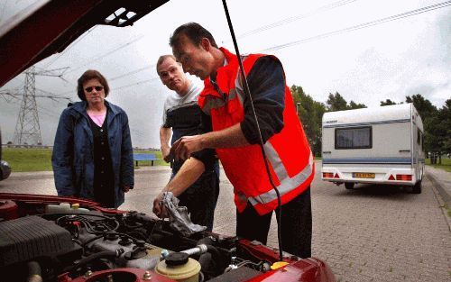 DUIVEN - Een wegenwacht controleert het oliepeil tijdens een informatieve technische controle zaterdag in Duiven. Veel vakantiegangers maakten gebruik van de service van de wegenwacht. - Foto ANP