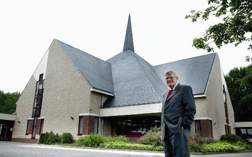 APELDOORN -„Tussen de dertig en veertig” kerken heeft architect J. Valk uit Soest al op zijn naam staan, waaronder de hervormde Eben-HaÃ«zerkerk in Apeldoorn. In september heeft de opening plaats van het, eveneens door hem ontworpen, bedehuis van de geref