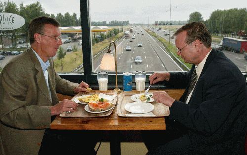 HOOFDDORP - Tien banen breed raast het autoverkeer onder je bord door: van Amsterdam richting Den Haag en vice versa. Bezoekers hebben vanuit het brugrestaurant over de A4 aardig zicht op de snelweg. - Foto RD, A. Dommerholt