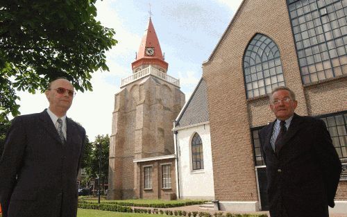 OUDDORP - Ook in het toeristenseizoen zijn de zondagen in Ouddorp nog echte zondagen, zeggen ouderling/scriba A. van de Breevaart (l.) en oud-koster M. Tanis van de hervormde kerk. „Helaas zijn er wel een paar horecagelegenheden geopend. Kerkgangers voele