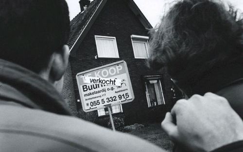 NIEUWEGEIN - Het totale aanbod op de woningmarkt is in korte tijd pijlsnel toegenomen. Bij de NVM-makelaars, die naar eigen zeggen tweederde van de markt in handen hebben, stonden per 1 juli 74.465 woningen in de etalage. Dat is ruim 9 procent meer dan in