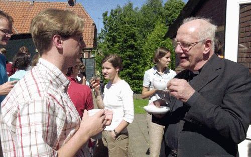 LEMELE - Kardinaal Simonis was donderdag de laatste spreker op de zomerconferentie van de CSFR. Hij werd aangekondigd als „de 69e opvolger van Sint-Willibrord.” „Ik kan niet wakker liggen van de sprekende slang of van Jona in de walvis.” - Foto Frank(Uijl