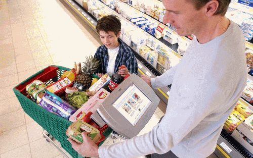 REINSBERG (BRD) - In het Duitse Reinsberg wordt sinds kort een voorschot genomen op de supermarkt van de toekomst. Elke winkelwagen heeft een computer. Tijdens de â€˜rit’ door de winkel flitsen allerlei aanbiedingen ter plekke over het scherm. - Foto ANP