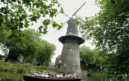 Schiedam telt vijf joekels van molens, waarvan de Noordmolen zich de hoogste ter wereld mag noemen. Ze zijn zo hoog omdat ze boven de bebouwing uit moeten steken om wind te kunnen vangen. - Foto RD, Anton Dommerholt