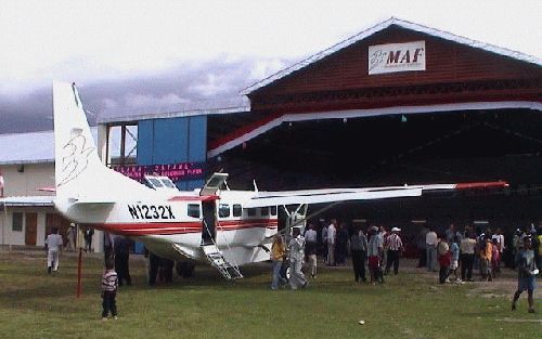 WAMENA - In Wamena, in het binnenland van Papoea, is maandag het nieuwe complex van de Mission Aviation Fellowship (MAF) geopend. Op de foto: de hangar tijdens de opening. - Foto DVN