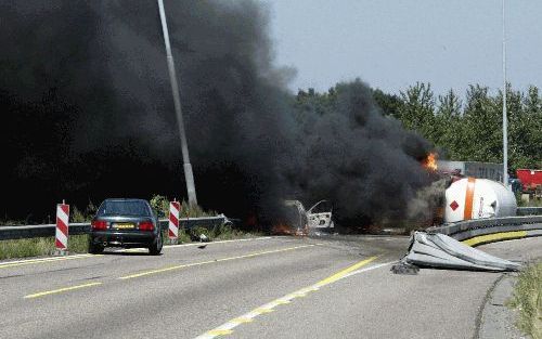 VELDHOVEN - Direct nadat een lpg-tankwagen op de A2 bij Veldhoven schaarde en kantelde, ontstond er een vuurzee met enorme rookontwikkeling. - Foto ANP