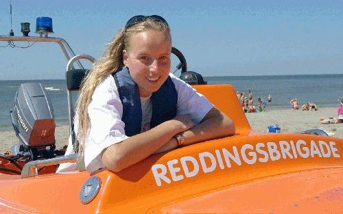 MONSTER - Strandwacht Trudy van der Kruijk: „De reddingsbrigade is er niet alleen om te redden, maar heeft ook een sociale functie. Je maakt vrienden en het is er vaak gezellig.” - Foto Jos van Leeuwen