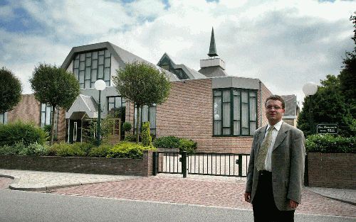 KOOTWIJKERBROEK - Een kerkgebouw hoort een afgesloten ruimte te zijn, het is immers een gebedshuis, zegt ing. S. P. Kraayeveld. Hij ontwierp het gebouw van de gereformeerde gemeente in Kootwijkerbroek. - Foto’s RD,(Sjaak(Verboom