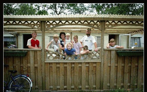 GIETHMEN - De familie Van de Beek uit Zeewolde houdt voor het vierde jaar vakantie op camping Bergzicht in Giethmen. „De kinderen vermaken zich prima en wij komen geregeld bekenden tegen: een achternicht of iemand van school, van twintig jaar geleden.” - 