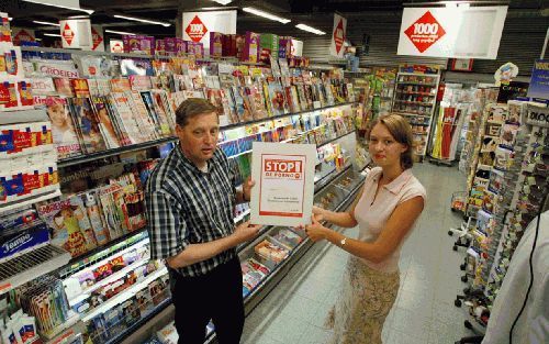 EMMELOORD - S. Greidanus (l.), eigenaar van een C1000-supermarkt in Emmeloord, kreeg woensdagmorgen het eerste keurmerk voor het niet verkopen van pornografische lectuur. Het keurmerk werd overhandigd door Karla Derks (r.) van de ChristenUnie-jongeren. He