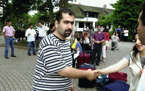 DALFSEN - Het moment van vertrek is weer aangebroken voor de deelnemers aan een conferentie voor Arabischsprekenden in Dalfsen. De christen-Irakees Johan Marten (l.), coÃ¶rdinator van de door stichting Gave georganiseerde week, schudde velen de hand. Zo’n