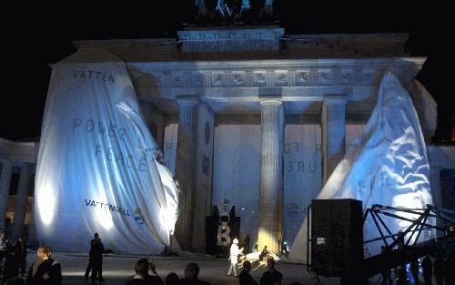 BERLIJN - 3 oktober 2002. De gerenoveerde Brandenburger Tor wordt tijdens de festiviteiten ter gelegenheid van de Dag van de Eenheid onthuld. - Foto EPA