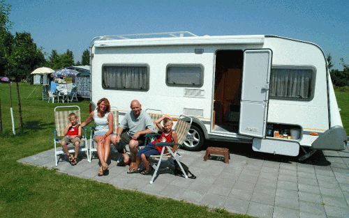 POORTVLIET - De familie Blom bij haar caravan op camping Kruytenburg in Poortvliet. V.l.n.r. zoon Gijs (5), moeder Fien (40), vader Luuk (46) en zoon Koen (6). - Foto Wim van Vossen