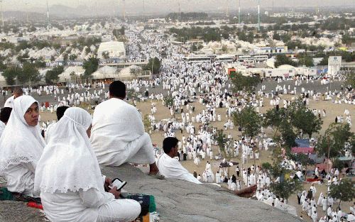 Moslims tijdens de jaarlijkse pelgrimage naar Mekka. „De meeste moslims kennen de koran uit hun hoofd, maar dan wel in het Oudarabisch van de zevende eeuw, dat geen mens meer verstaat.” - Foto EPA