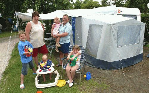 NOORDWIJK - De familie Zon ontdekte de vijfsterrencamping Club Soleil in Noordwijk via internet. „We zijn van tevoren wezen kijken, want de werkelijkheid blijkt soms anders te zijn dan wat er wordt geschreven. Deze camping beviel ons meteen.” - Foto Dick 