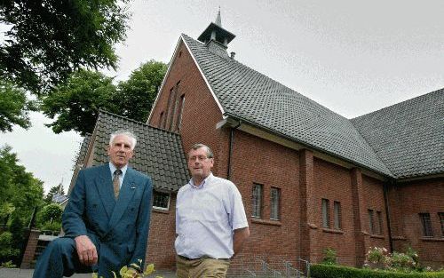 NUNSPEET - De plaatsen in de christelijke gereformeerde kerk van Nunspeet zijn vrij. Koster Jan Kroneman (r.): „Dan komen ze binnen met een koppeltje, en dan is het: Koster, zijn de plaatsen vrij? Dan zeg ik: Ja hoor, alles is vrij, behalve de preekstoel.