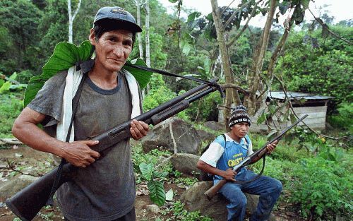 SATIPO - Leden van een boerenmilitie in het Peruaanse oerwoud in San JosÃ© de Pueblo Libre bij Satipo. Eind juni viel Lichtend Pad het plaatsje binnen, wat ertoe leidde dat mensen zich gingen organiseren en bewapenen om het hoofd te bieden aan mogelijke n