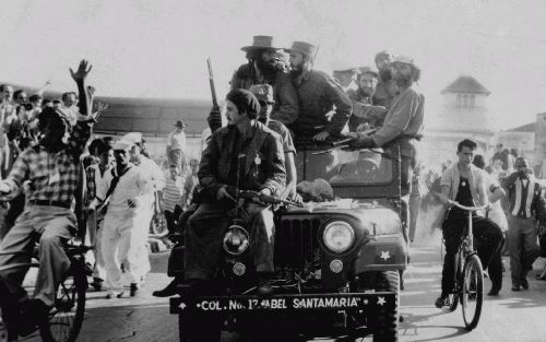 HAVANA - In 1959 werden de Cubaanse revolutionairen nog enthousiast ingehaald in de hoofdstad Havana. Staand in de jeep Camilo Cienfuegos (l.) en rechts daarnaast de Cubaanse leider Fidel Castro. Zaterdag wordt herdacht dat de revolutie vijftig jaar geled