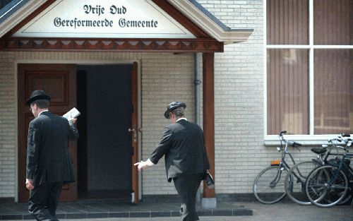 OLDEBROEK - Ds. H. Zweistra groet kort voor de aanvang een bezoekster van de zendingsmiddag in Oldebroek. - Foto RD, Henk Visscher