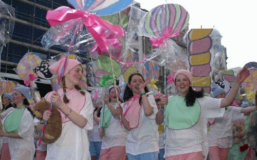 Op Saint Patrick’s Day gaan de Ieren ’s ochtends naar de kerk. ’s Middags trekken er optochten door de Ierse steden. De grootste parade vindt plaats in New York, in de Verenigde Staten, waar ook veel Ieren wonen Foto: Foto Pat Redmond