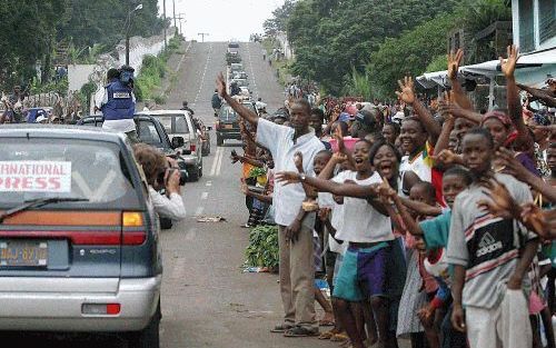 MONROVIA - Duizenden mensen in de straten van Monrovia begroetten donderdag met groot enthousiasme de eerste verkenners van de Ecowas-vredesmissie in Liberia, geleid door de Nigeriaanse generaal Festus Okwonkwo. - Foto EPA