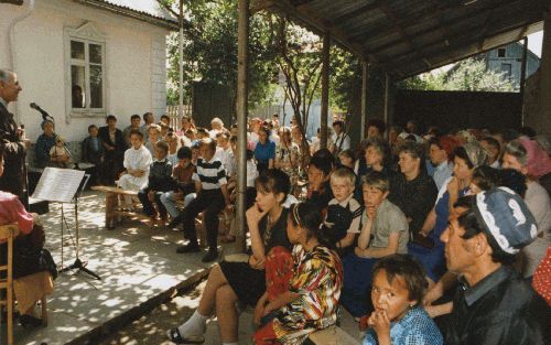 De regionale veiligheid kan in de Centraal-Aziatische landen alleen worden verzekerd als de vrijheid van godsdienst wordt gegarandeerd. Op de foto een kerkdienst in KirgiziÃ« in de openlucht. - Foto Friendensstimme