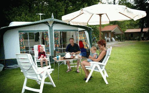 APPELSCHA - Kees Heida en Wilma Bakker met hun kinderen Jacob en Auke op de alcoholvrije camping Us Blau Hiem in Appelscha. Met het verbod op alcohol hebben ze geen moeite, maar „voor je rust moet je niet gaan kamperen, je hebt meer werk dan thuis.” - Fot