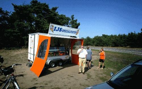 KOOTWIJK - IJsverkoper Bob Vogelsang staat bijna dagelijks met zijn verkoopwagen op het Caitwickerzand, een zandverstuiving tussen Kootwijk en Garderen.