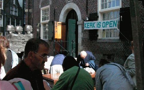 AMSTERDAM - De Amsterdamse Noorderkerk, opengesteld voor publiek. „Voor ons is ”buitenkerkelijk” een bekend begrip. Iemand schreef eens dat je de aanduiding ”buiten” ook op christenen zou kunnen toepassen: die zijn namelijk buitenmaatschappelijk”, zegt ds